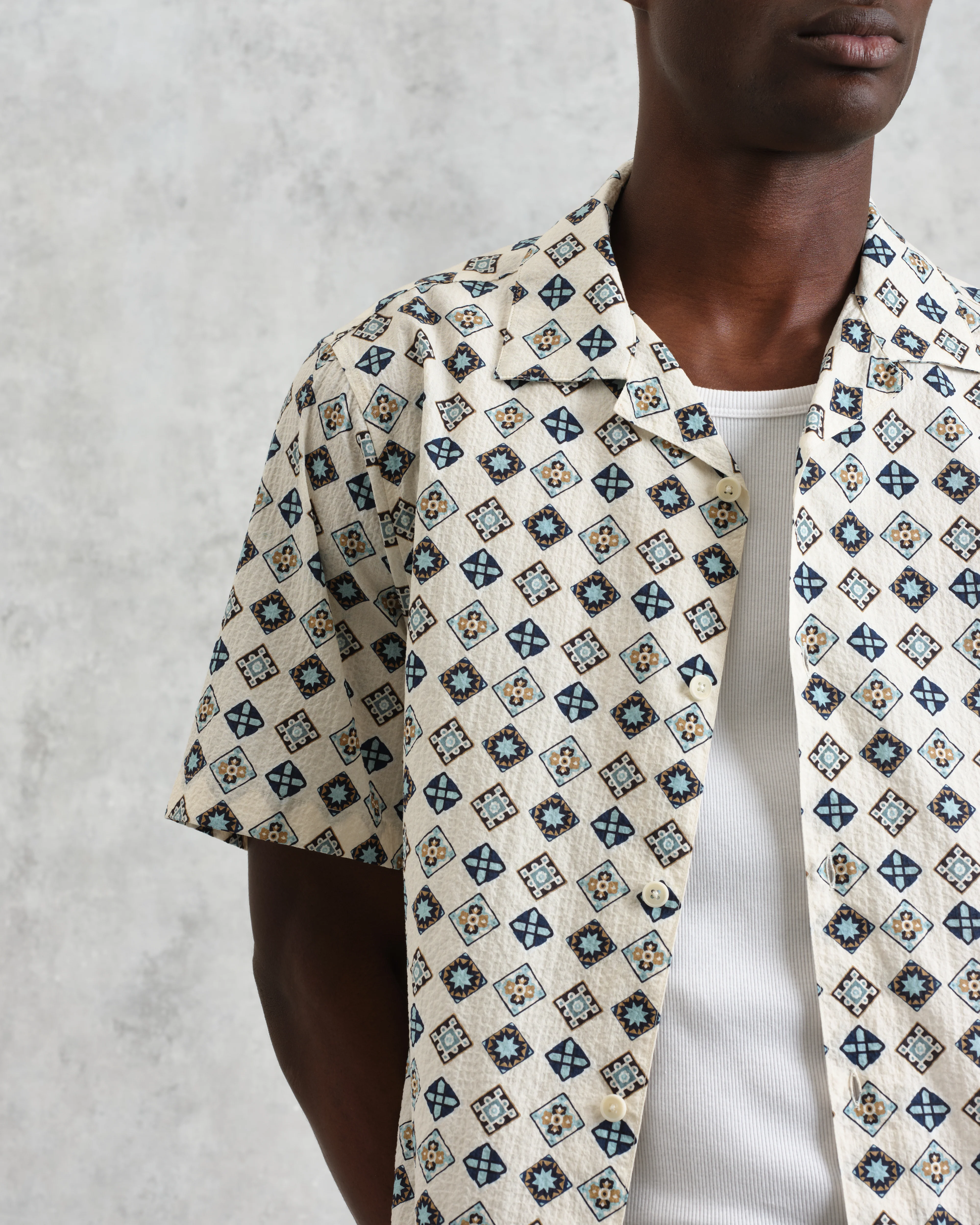 Didcot - Ecru And Multicolour Geometric Tile Seersucker Short-Sleeve Shirt - Image 3