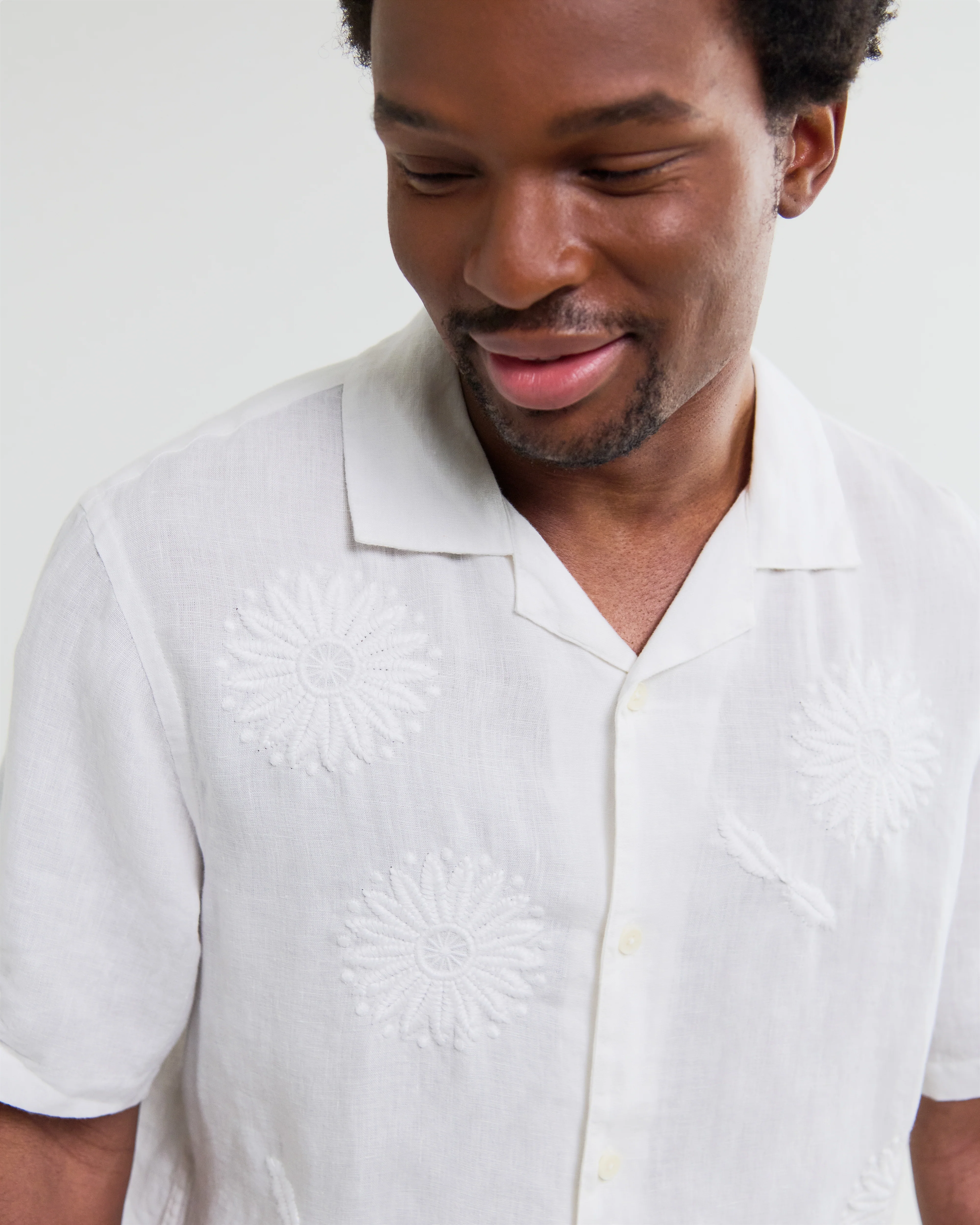 Didcot - White Flower Embroidered Short-Sleeve Shirt - Image 3